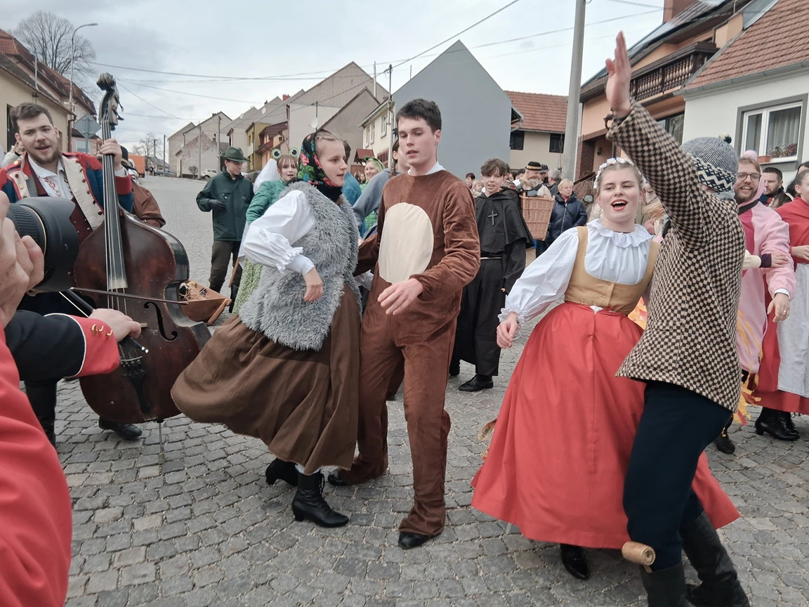 fasank-strani-2026- průvod masek fasank-strani-2026-chasa-v kroji