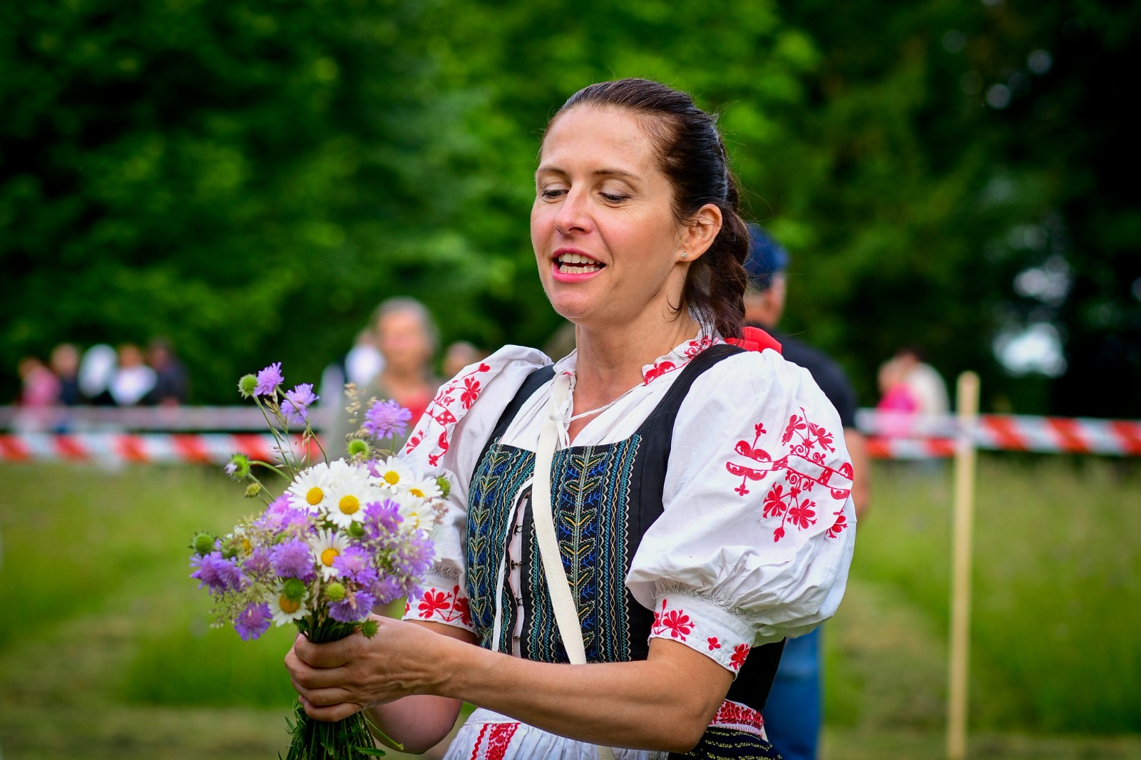 žena s kyticí Buchlocice