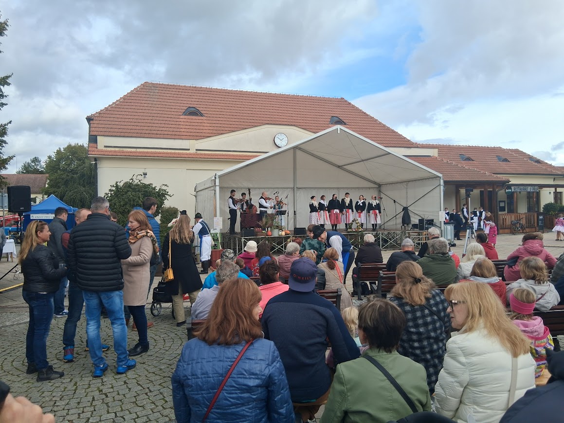 Trh v podhradí v Buchlovicích-Tupeské parádnice