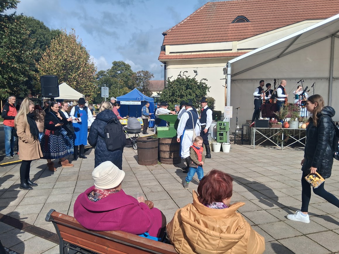 Trh v podhradí v Buchlovicích-4