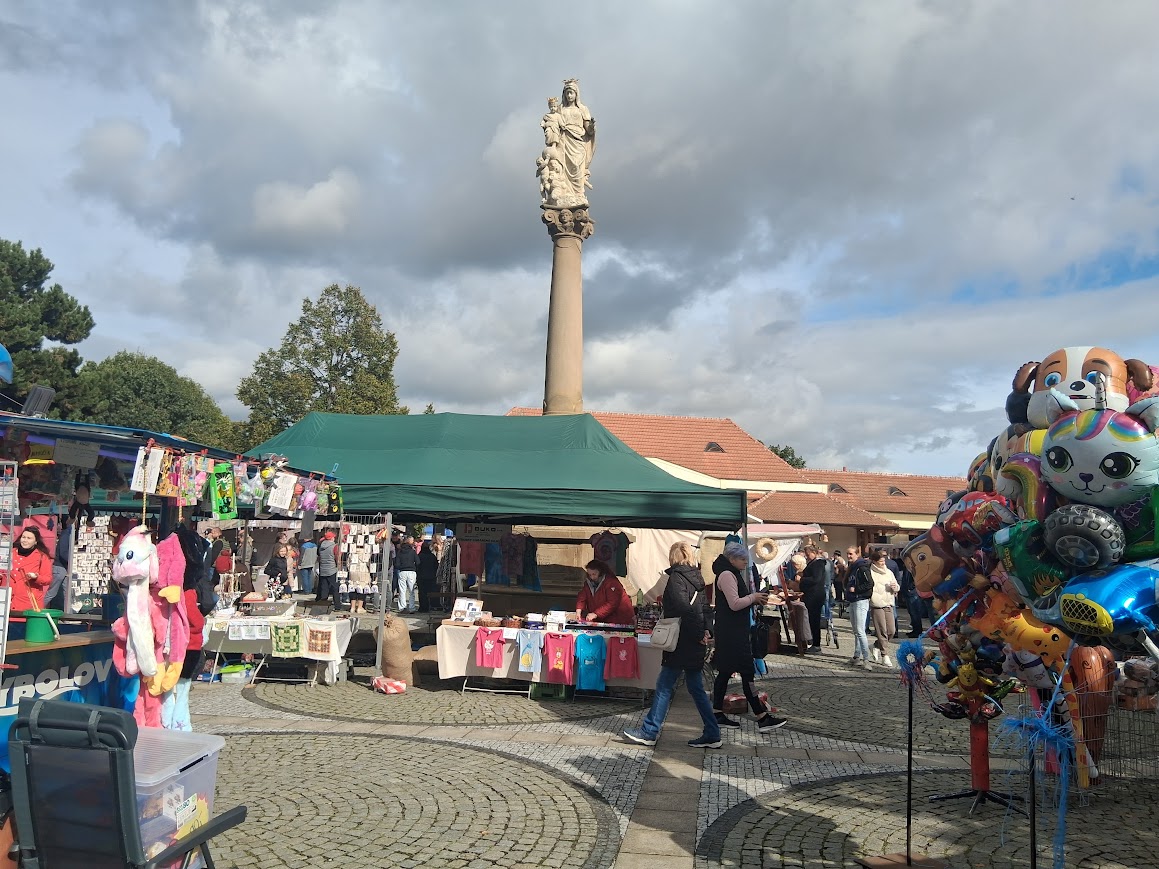 Trh v podhradí v Buchlovicích-5