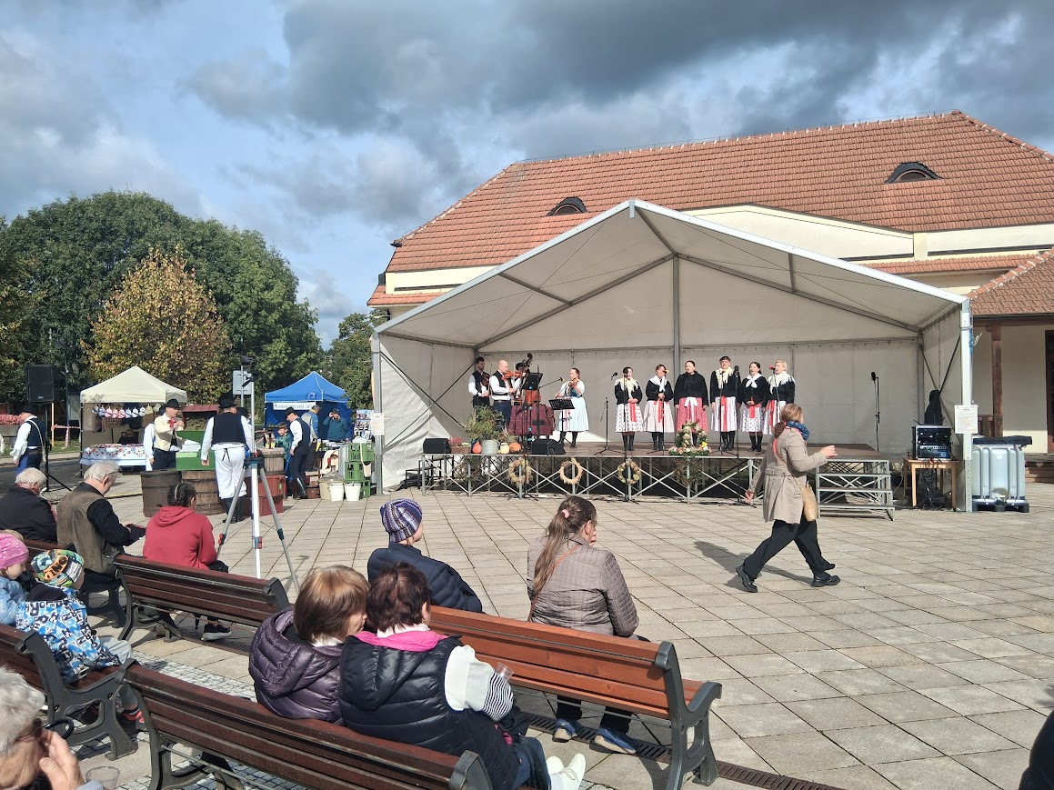 Trh v podhradí v Buchlovicích-8