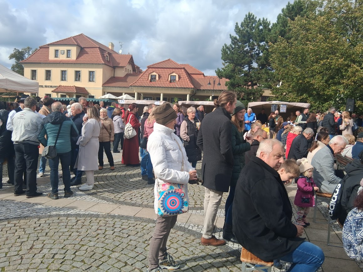 Trh v podhradí v Buchlovicích-10