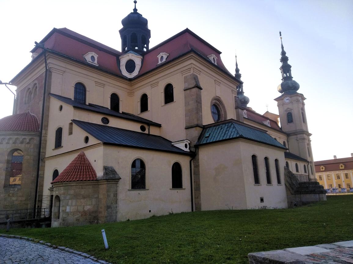 Velehradská bazilika-5 Buchlovice, víno Morava-Velehradský kostel ze zadu